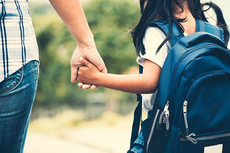 Il rientro a scuola può essere difficoltoso per figli e genitori (Prima campanella, che fatica! Dieta e sonno per ripartire al meglio)