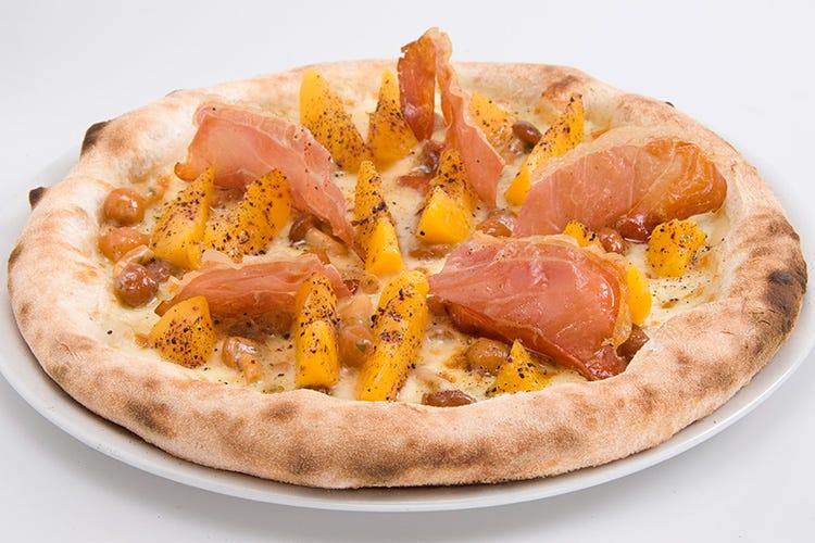 Pizza con funghi famigliola, pesche e speck (Prodotti di stagione Demetra per farcire la pizza tutto l’anno)