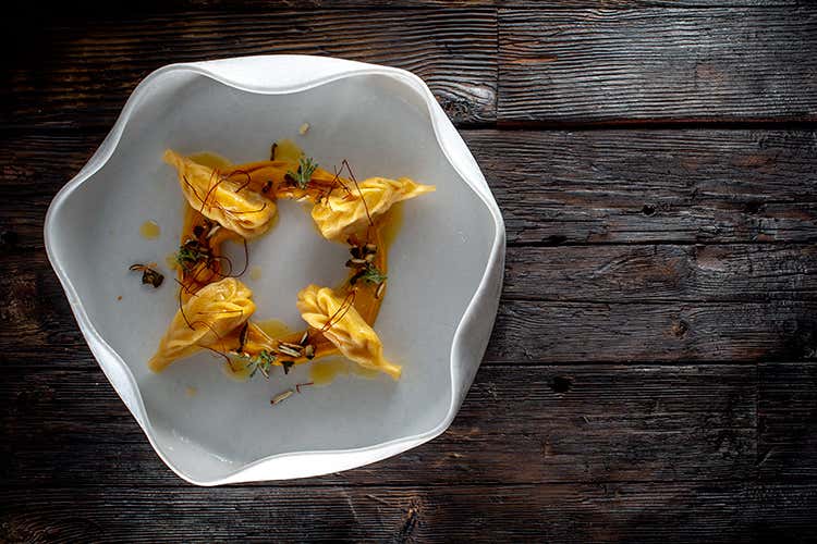 Ravioli di pernice, crema di zucca speziata, semi di zucca ed erbe alpine (Prodotti tipici, tecniche dal mondo Il segreto di Masanti a Il Cantinone)