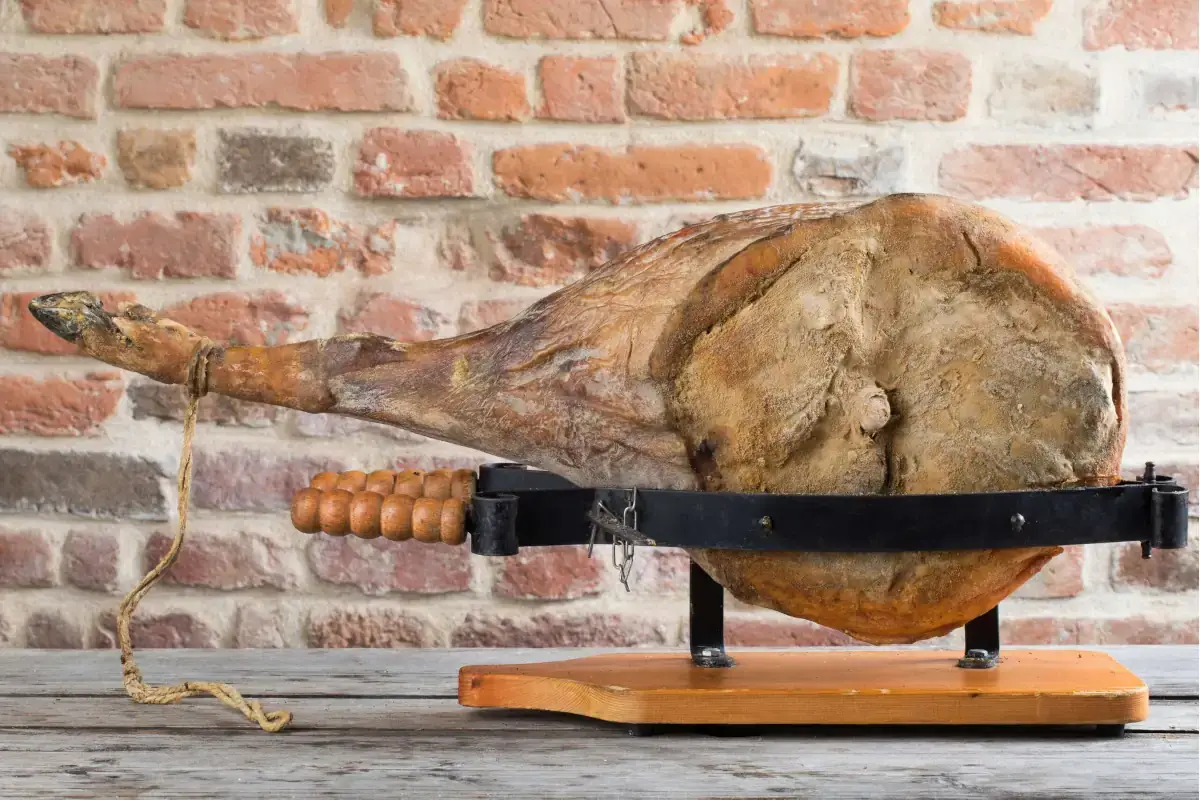 un prosciutto di antiche razze , prodotto da l'Antica Corte Pallavicina  All'Antica Corte Pallavicina il meglio delle tradizioni parmensi in tavola