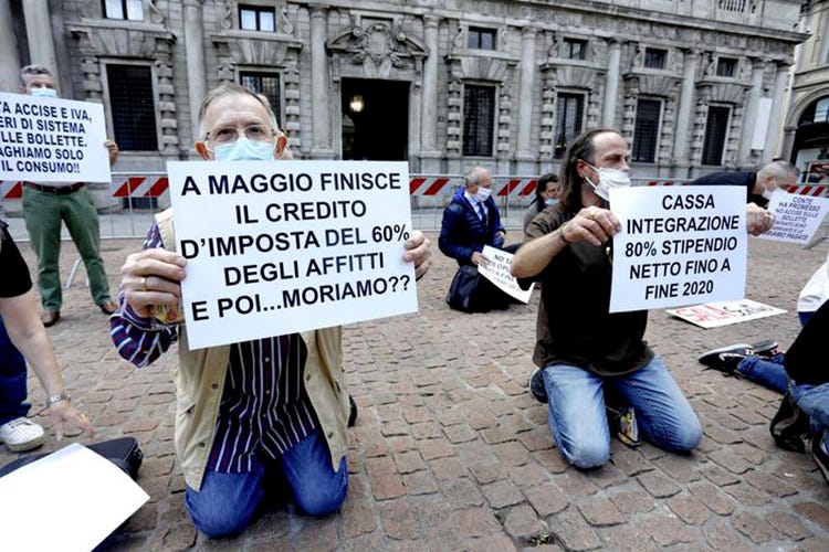 La protesta di ristoratori e partite Iva in piazza della Scala -  Ristoratori in ginocchio a Milano: Tari e Tosap, stop fino a fine 2021