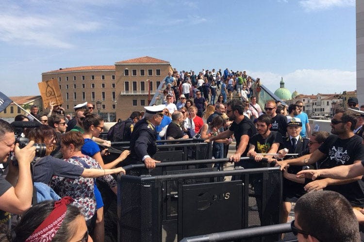 (Venezia contro il turismo di massa Tornelli in due punti, piovono proteste)