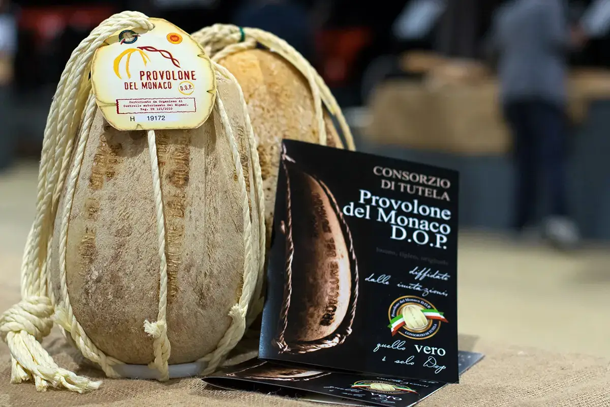 Formaggi Dop e vini bianchi: ecco alcuni abbinamenti da servire a tavola