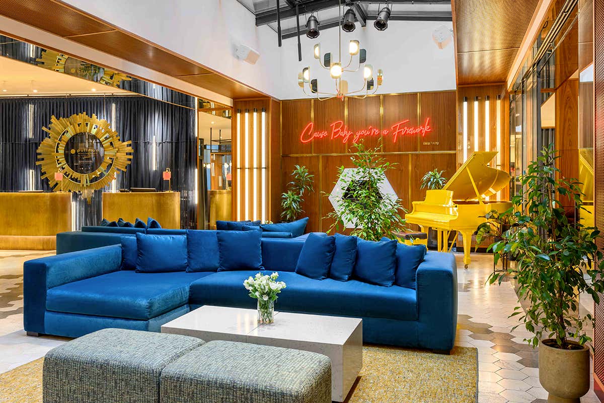 La lobby contemporanea e creativa del Pullman Budapest Hotel, progettata per far sentire gli ospiti immediatamente a proprio agio