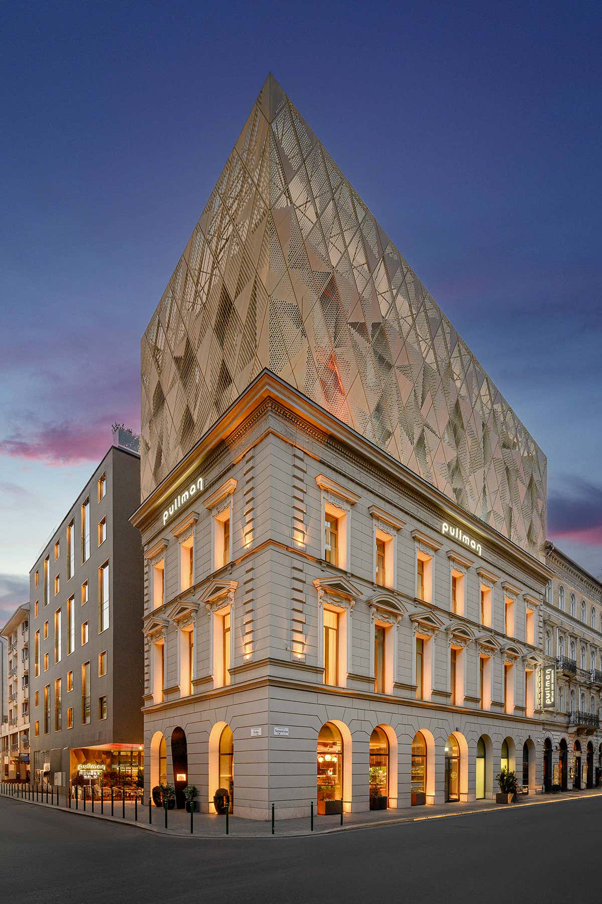 La scenografica facciata illuminata del Pullman Budapest Hotel, situato nel cuore di Pest a pochi passi dall'Opera