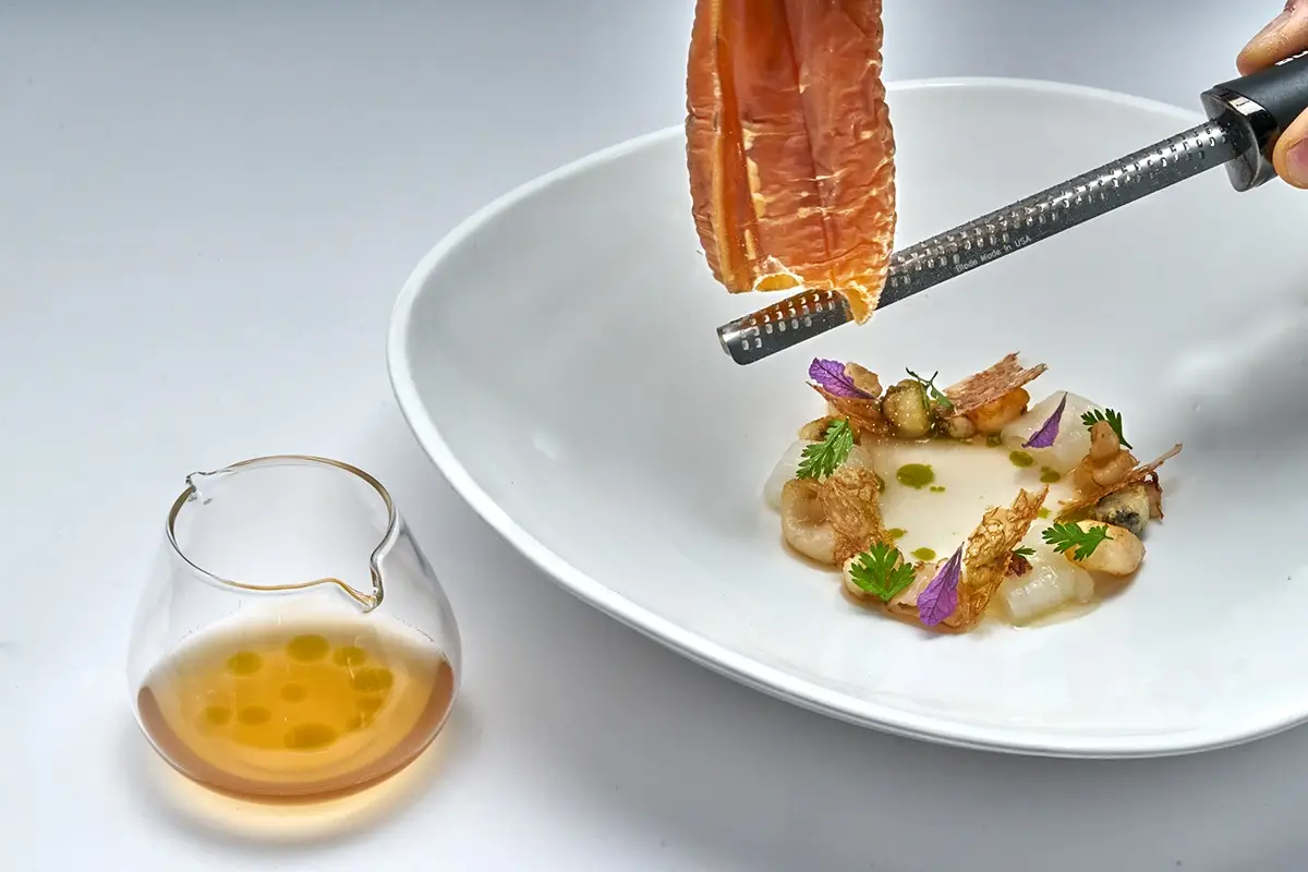 QUINTESSENZA: Calamaro del nostro mare crudo fritto essiccato fermentato e alla brace Grand Hotel Parker’s, storia di uno scienziato che si scoprì albergatore