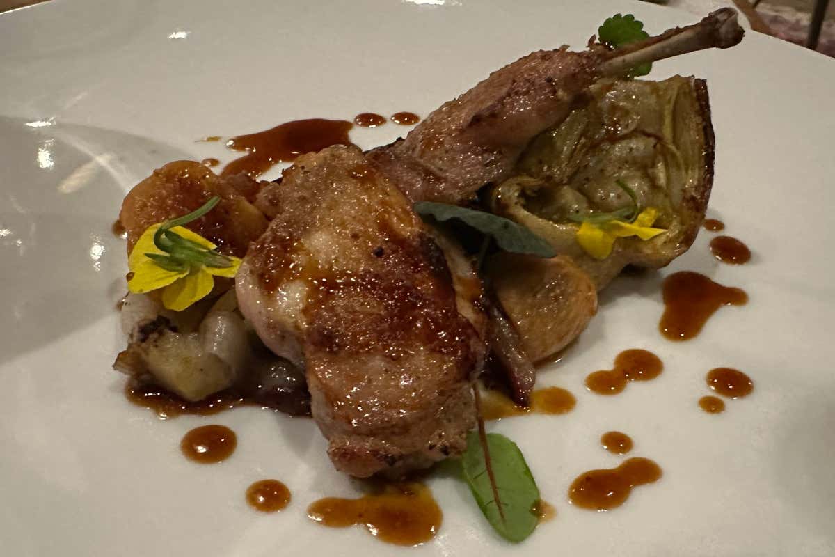 Quaglia farcita con fichi secchi, salsiccia e carciofi Sempre più charme a Il Falconiere: la nuova sala valorizza l’alta cucina di Silvia Baracchi