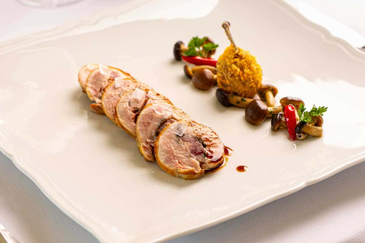 Quaglia cotta ripiena di olive taggiasche e lardo di Colonnata (Credits: Alberto Blasetti) A Les Etoiles brilla la stella dell'accoglienza con la cucina circolare di William Anzidei