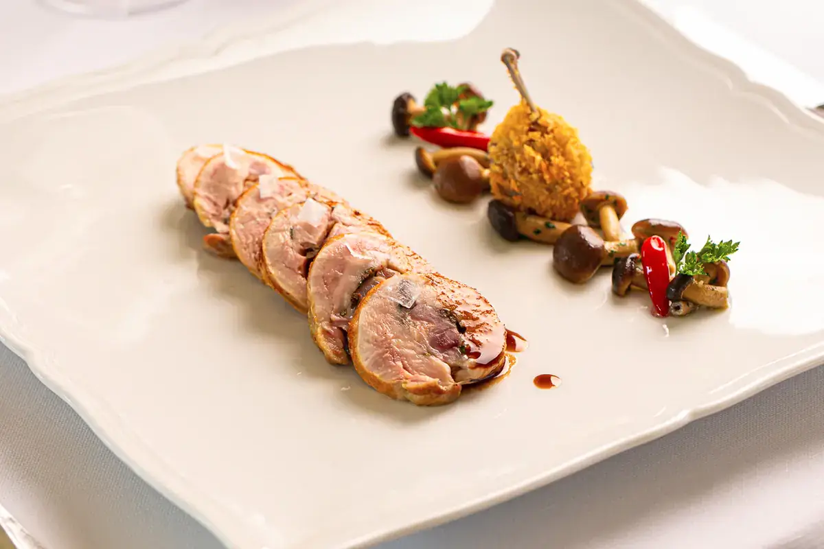 Quaglia cotta ripiena di olive taggiasche e lardo di Colonnata (Credits: Alberto Blasetti) A Les Etoiles brilla la stella dell'accoglienza con la cucina circolare di William Anzidei