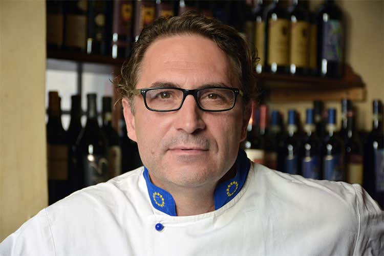 Quattro ospiti in cucina con la pizza di Paolo Pannacci al ristorante Lo Stela