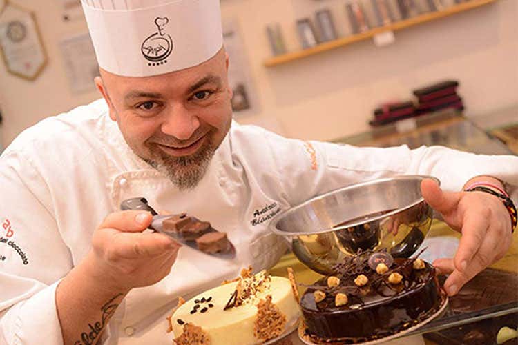 Quattro ospiti in cucina con la pizza di Paolo Pannacci al ristorante Lo Stela