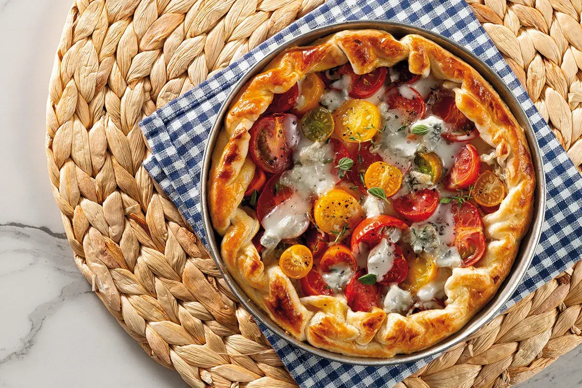 Quiche di pomodori arrostiti e Gorgonzola Dop con erbe aromatiche Quiche di pomodori arrostiti e Gorgonzola Dop con erbe aromatiche