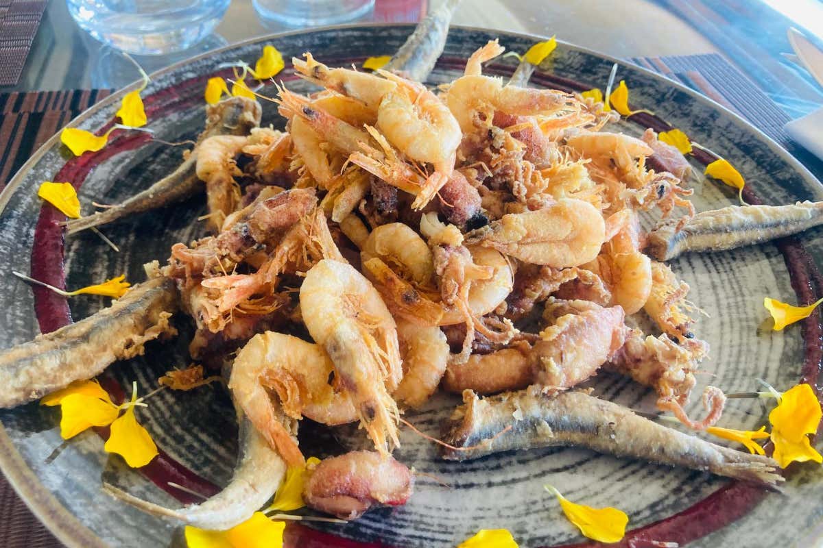 Cucina siciliana con vista: a Brucoli, il ristorante che esalta terroir, mare e creatività Cucina siciliana con vista: a Brucoli, il ristorante che esalta terroir, mare e creatività