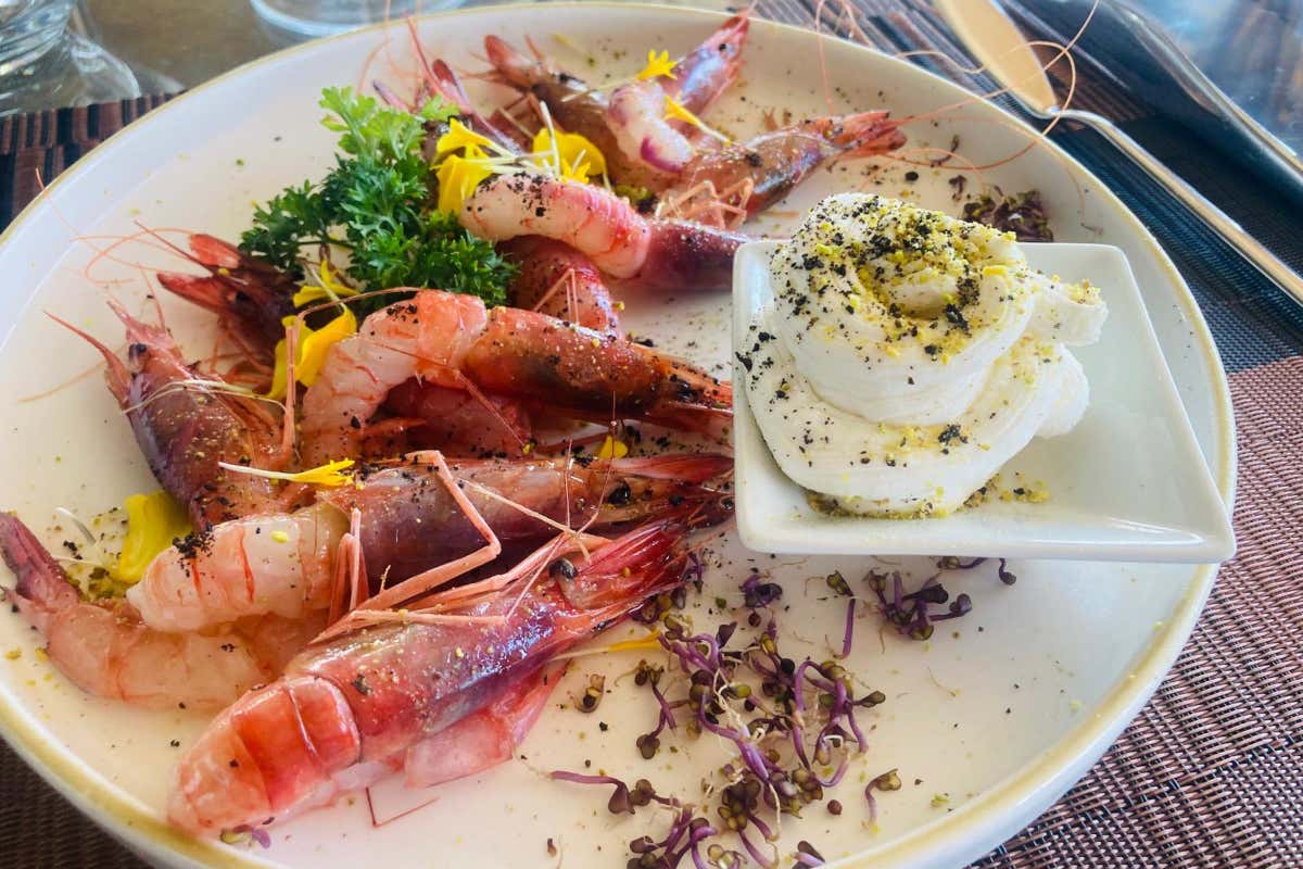 Cucina siciliana con vista: a Brucoli, il ristorante che esalta terroir, mare e creatività Cucina siciliana con vista: a Brucoli, il ristorante che esalta terroir, mare e creatività