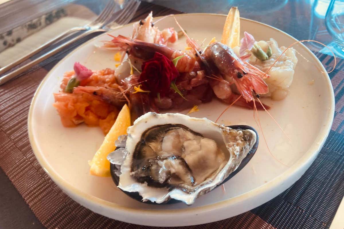 Cucina siciliana con vista: a Brucoli, il ristorante che esalta terroir, mare e creatività Cucina siciliana con vista: a Brucoli, il ristorante che esalta terroir, mare e creatività