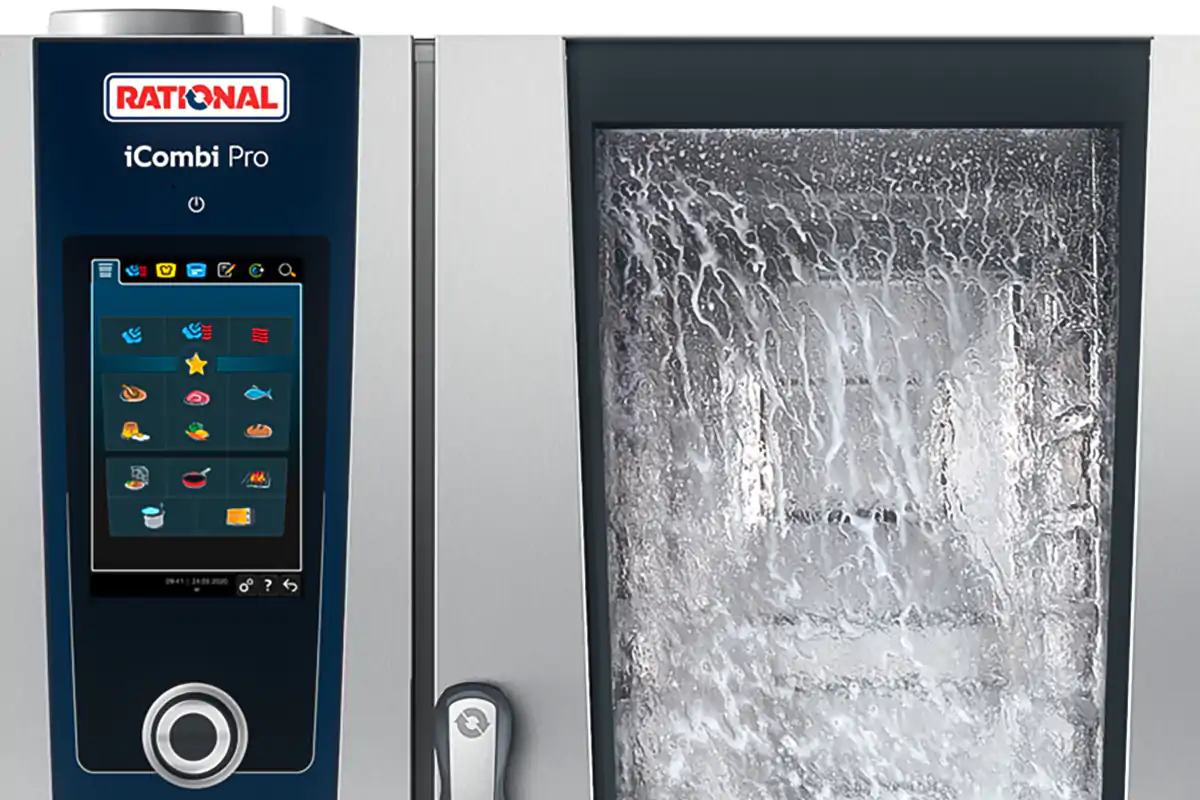 iCombi Pro in fase di lavaggio Cucine rispettose dell&rsquo;ambiente Rational, la tecnologia intelligente