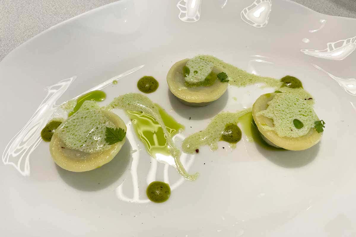 RAVIOLI DI LUMACHE (crema iceberg, yogurt, aglio orsino, cerfoglio) Scoprire l’alta cucina attraverso la verdura grazie a Peter Brunel