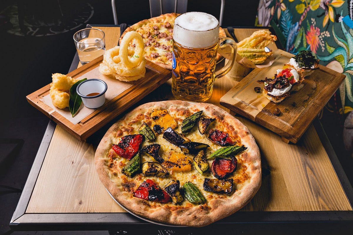 Anelli di cipolla in tempura, pizza e crostini Roma Beer Company, pub con griglia a Marino