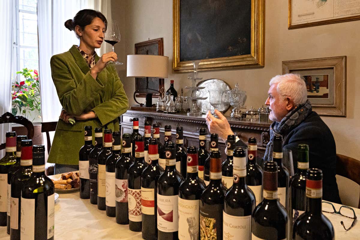 La presidente dell‘Associazione San Casciano Classico Maddalena Fucile con il giornalista Guido Ricciarelli durante la degustazione