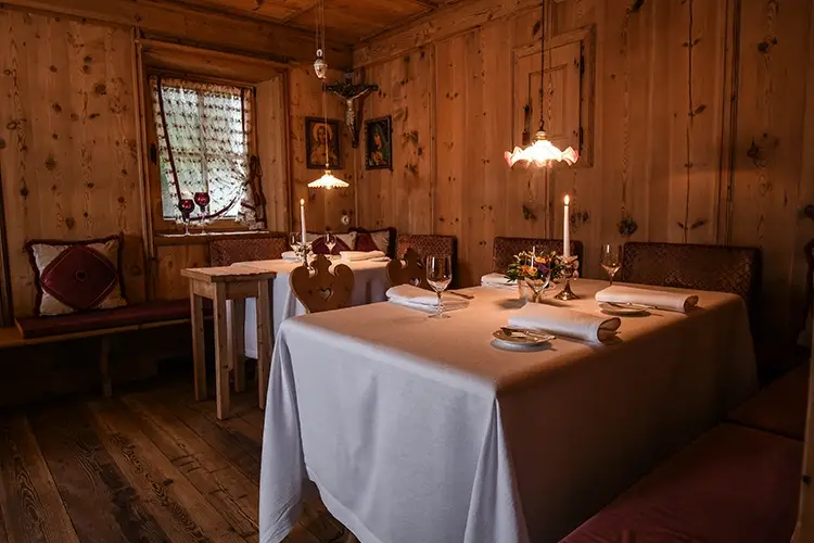 Suinsom &egrave; il ristorante gastronomico dell&rsquo;hotel Tyrol Cordata culinaria in Val Gardena Al Suinsom arriva Antonio Guida