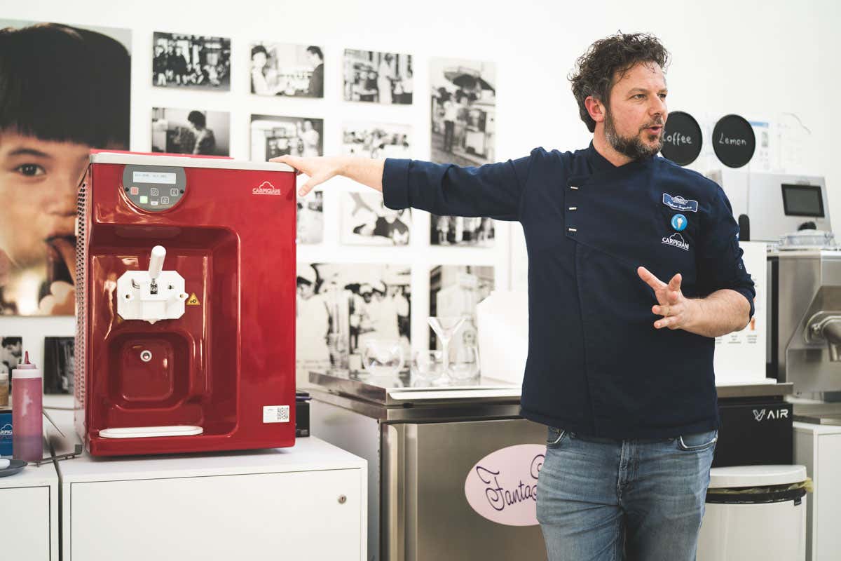 Stefano Tarquinio illustra le caratteristiche del gelato soft