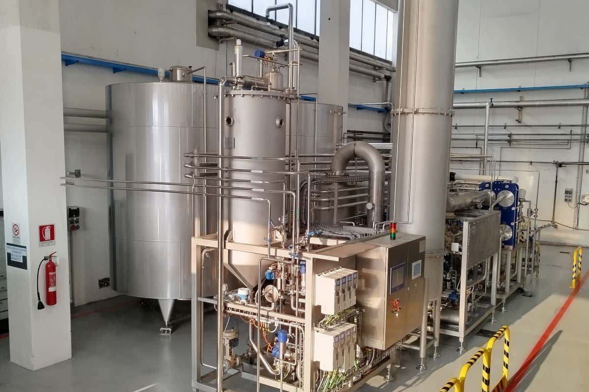 L'impianto di dealcolazione di Tavernellow Caviro scommette sul vino a 3 gradi: arriva Tavernellow lo spumante low alcol