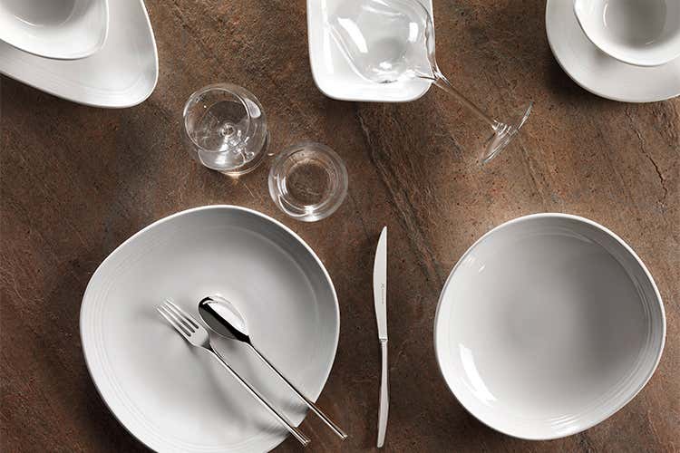 Pure table: piatto “Churchill” linea Discover, posata “Eme” linea Vanity, calice e bicchiere “Bormioli Luigi” linea Vinea