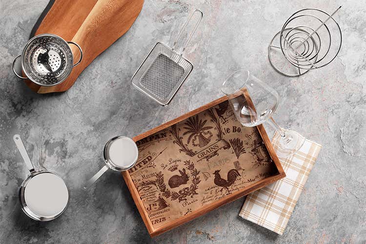 Wood mood: articoli in legno “Churchill”, calice “Rastal” linea Teku, complementi in acciaio “Suprem Inox” e “Zodiac”, tovagliolo “Bit” linea Oxford