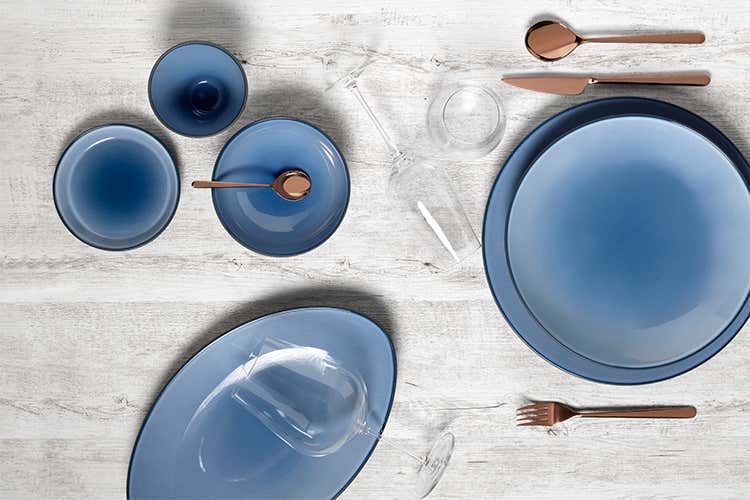 Blue design: piatto “Revol” linea Equinoxe Blu, posata “Mepra” modello Linea bronzo, calice e bicchiere Zwiesel linea “Air” Blue design: piatto “Revol” linea Equinoxe Blu, posata “Mepra” modello Linea bronzo, calice e bicchiere Zwiesel linea “Air”