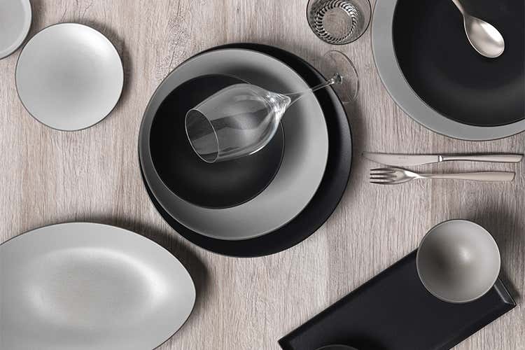 Foto 41 – Gourmet Black Emotion: piatto “Revol” linea Equinoxe nero/grigio, posata “Eme” linea Eleven sabbiato/opaco, calice Zwiesel linea “Grace”, bicchiere “Comtesse” linea Flores rigato nero   Foto 63 – Square table: piatto “Le coq” linea Ritz avorio, posata “Mepra” linea Epoque, calice “Bormioli Luigi” linea Bach   Foto 70 – Black&White style: piatto “Tognana” linea Infinity, posata “Pinti Inox” linea Palace, calice e bicchiere Zwiesel linea “Pure”   Foto 95 – Light colour: piatto “Churchill”, linea Stonecast, posata “Mepra” linea Avanguardia, bicchiere colorato ”Comtesse” linea Kai, bicchiere trasparente Bormioli Luigi linea Birrateque   Foto 136 – Pure table: piatto “Churchill” linea Discover, posata “Eme” linea Vanity, calice e bicchiere “Bormioli Luigi” linea Vinea   Foto 158 – Wood mood: articoli in legno “Churchill”, calice “Rastal” linea Teku, complementi in acciaio “Suprem Inox” e “Zodiac”, tovagliolo “Bit” linea Oxford
