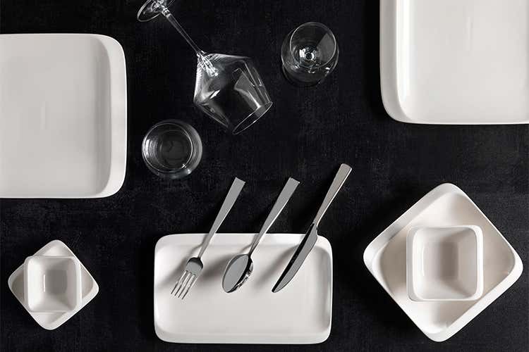 Black&White style: piatto “Tognana” linea Infinity, posata “Pinti Inox” linea Palace, calice e bicchiere Zwiesel linea “Pure”