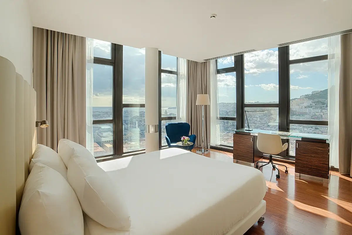 La vista mozzafiato sulla citt&agrave; NH Napoli Panorama, l&rsquo;hotel grattacielo nel cuore della citt&agrave;
