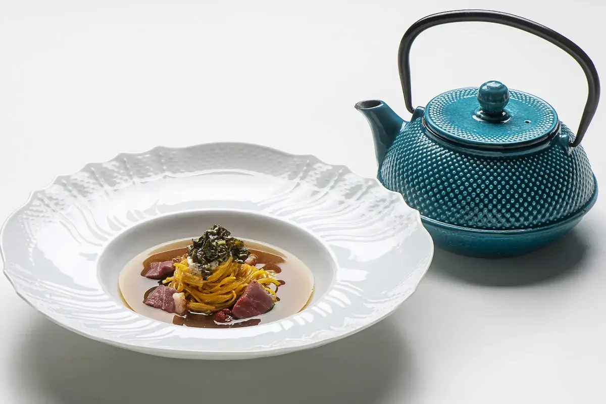 Il Ramen, maionese all&rsquo;Aceto Balsamico di Modena, salse ai vegetali, brodo di germano reale Il Ramen, maionese all&rsquo;Aceto Balsamico di Modena, salse ai vegetali, brodo di germano reale