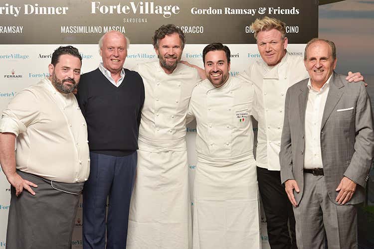 Giuseppe Mancino, Carlo Cracco, Massimiliano Mascia e Gordon Ramsay con (a destra) Lorenzo Giannucci (Ramsay & Friends al Forte Village Cucina gourmet, ma tavola solidaleDA FINIRE)