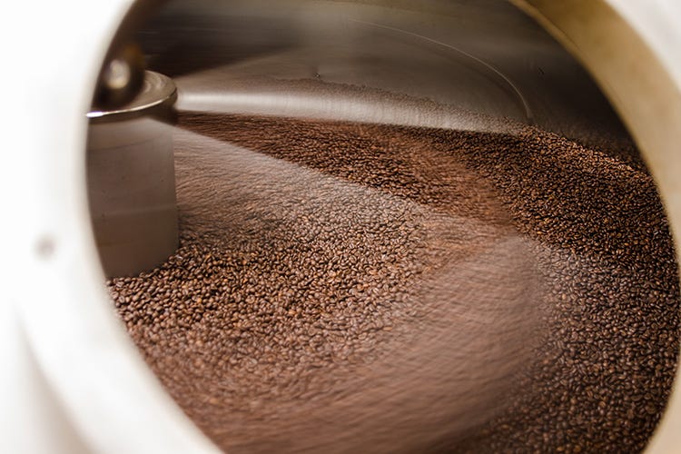 Dopo aver setacciato i chicchi tramite delle lastre con fori calibrati (vibrovaglio), il caffè viene confezionato e sigillato da un moderno impianto automatizzato (Ravasio Caffè, miscele selezionate per i professionisti dell’Horeca)