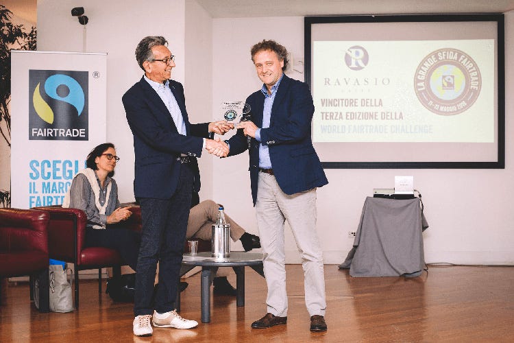 La consegna del premio World Fairtrade Challenge (Ravasio Caffè, miscele selezionate per i professionisti dell’Horeca)