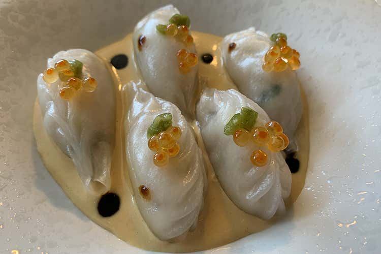 I Ravioli ripieni di wagyu di Gong Franciacorta con Erbamat La sfida di Barone Pizzini