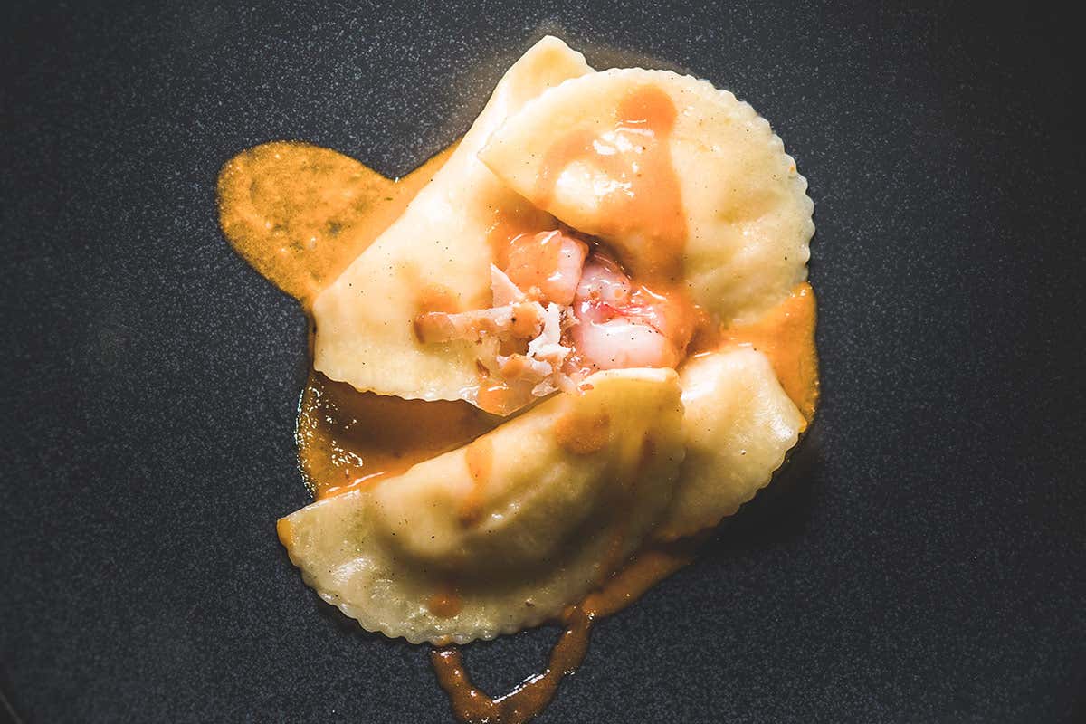 Ravioli, gambero rosso di Mazara pancettato, patata e Grana Padano DOP 18 mesi e la sua bisque Il pesce sposa le eccellenze lombarde alla Trattoria La Barca