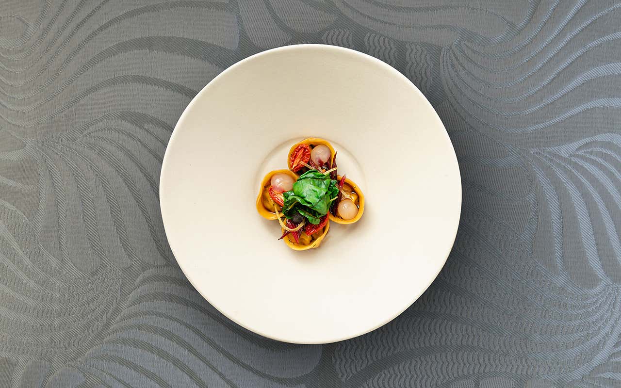Ravioli d’agnello di langa, lime, coste pomorini confit Foto: Simona Bruno Armani Hotel Milano compie 10 anni e festeggia con i piatti cult del decennio