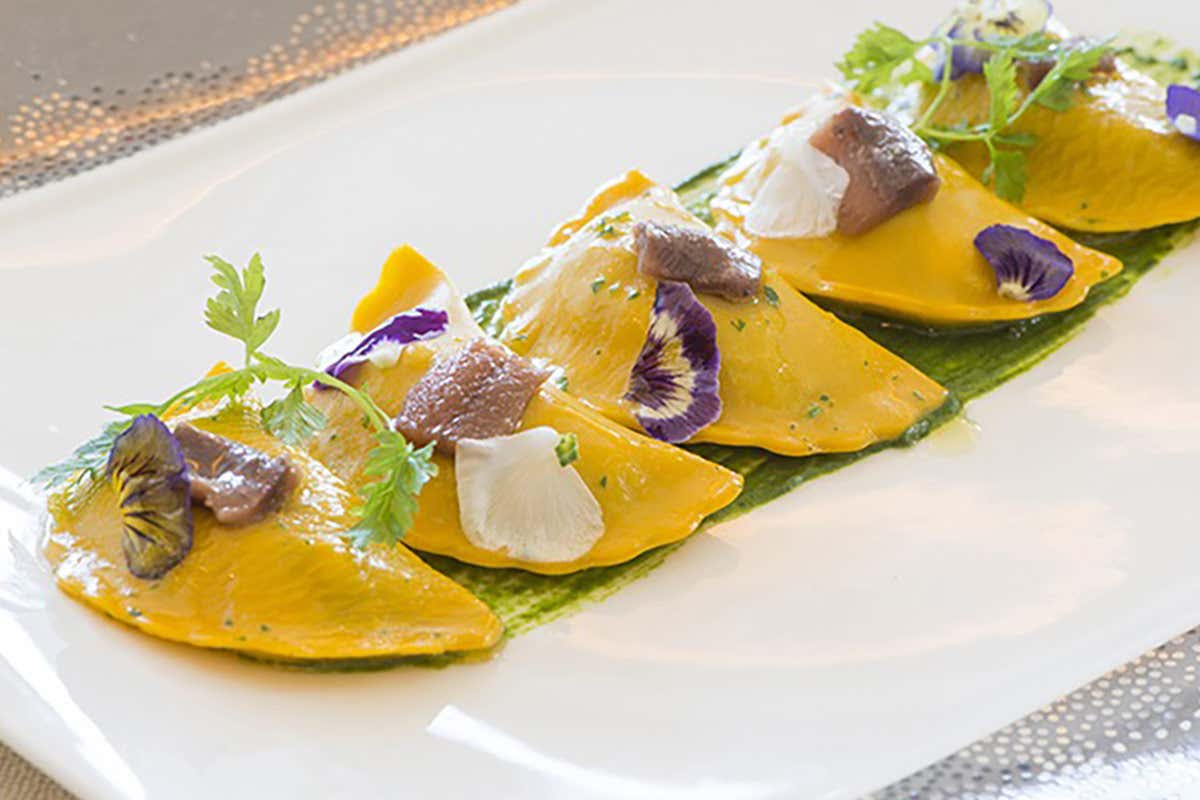 Ravioli di cipolla di Tropea e alici su salsa di clorofilla di prezzemolo Ravioli di cipolla di Tropea e alici su salsa di clorofilla di prezzemolo