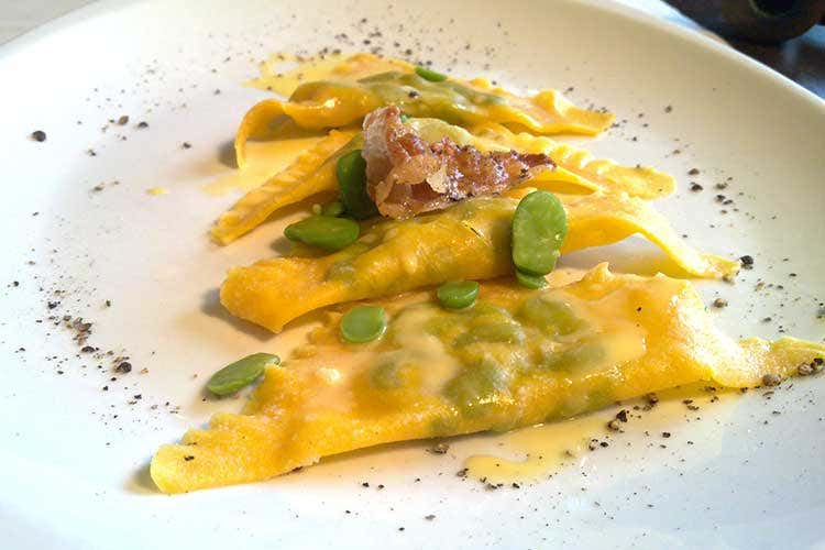 I ravioli alle favette fresche di Mauro Pistelli - Ravioli di favette fresche con fonduta di Pecorino romano I ravioli alle favette fresche di Mauro Pistelli - Ravioli di favette fresche con fonduta di Pecorino romano