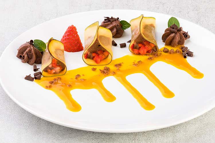 Ravioli di mango farciti con mousse al cioccolato e fragole in salsa di mango e maraschino (Frutta fresca sempre disponibile con i nuovi Coulis Carte D’Or) Ravioli di mango farciti con mousse al cioccolato e fragole in salsa di mango e maraschino (Frutta fresca sempre disponibile con i nuovi Coulis Carte D’Or)