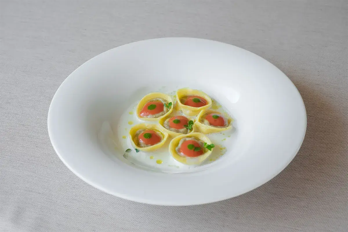 Ravioli di melanzane, siero di mozzarella, datterini e olio al basilico Ravioli di melanzane, siero di mozzarella, datterini e olio al basilico