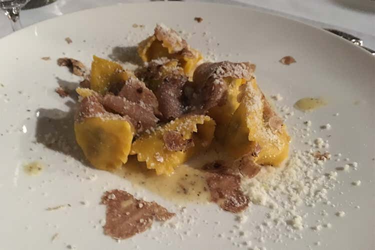 Ravioli ripieni con petto di vitello e tartufo bianco Ravioli ripieni con petto di vitello e tartufo bianco