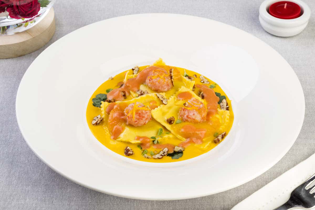 Ravioli all’aragosta con tartare di gamberi e noci pecan, preparata con Fondo di Crostacei Knorr Professional Unilever Food Solutions con il Fondo di Crostacei per ricette dal sapore di mare