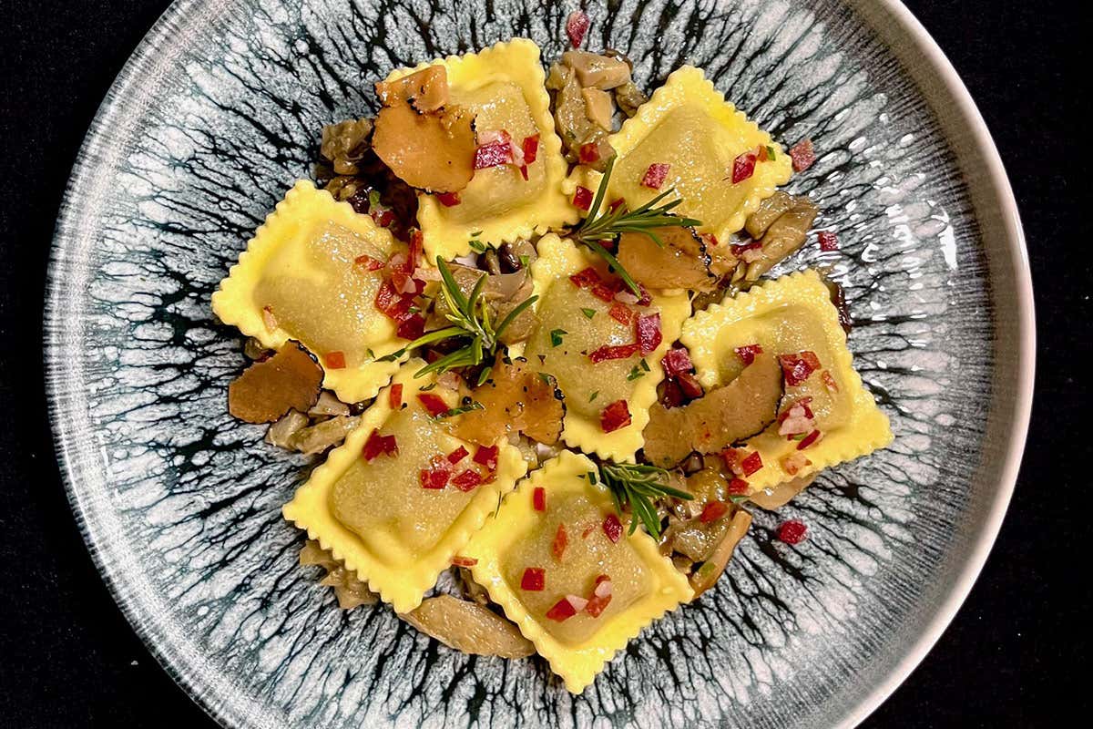 Ravioli con agnello, radicchio  trevisano, porcini, speck e tartufo