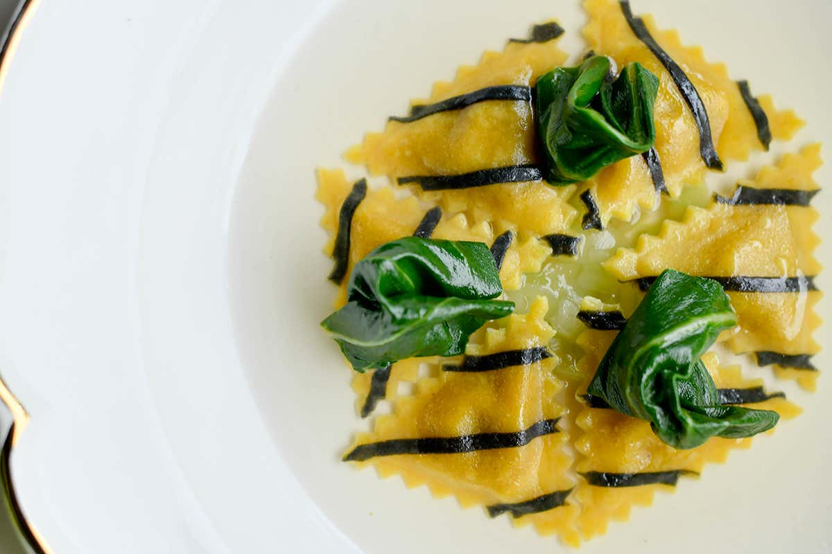 Ravioli di giuggiole, bieta e brodo di kimchi