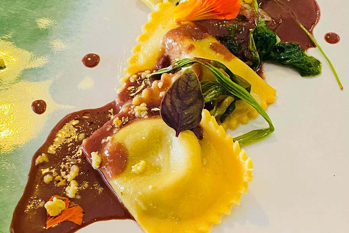Ravioli con guancetta di Maialino e la sua salsa con susine cioccolato fondente e piantaggine di campagna La Saletta, trattoria contemporanea ad Alghero