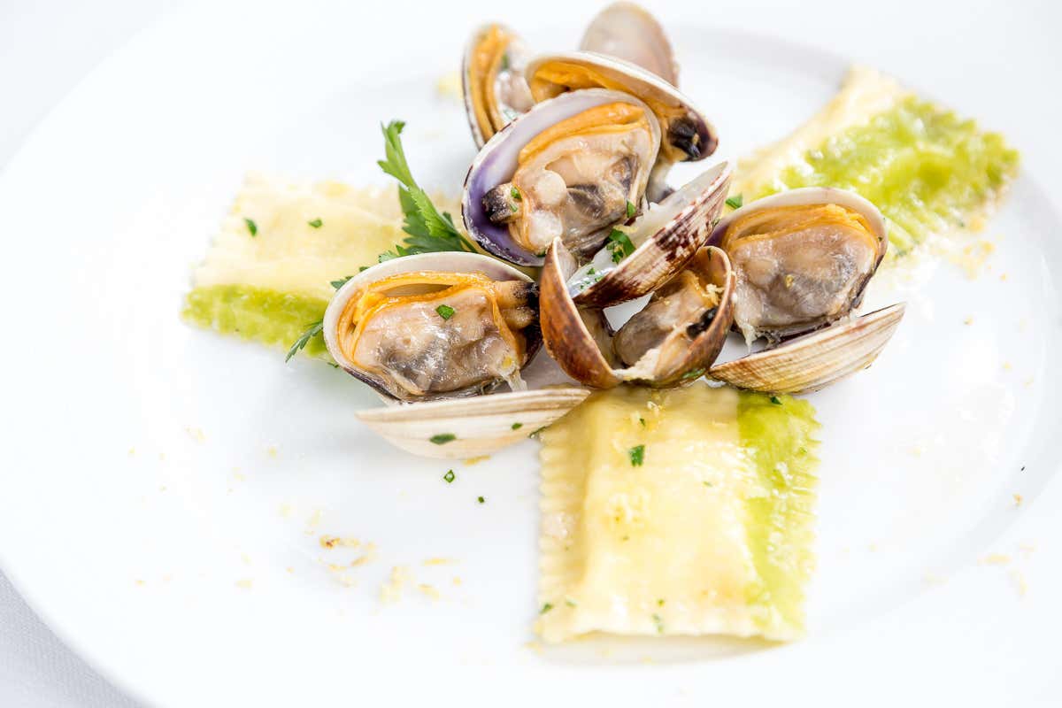 Ravioli al profumo di limone e vongole Lo Stuzzichino, osteria napoletana che sa di casa