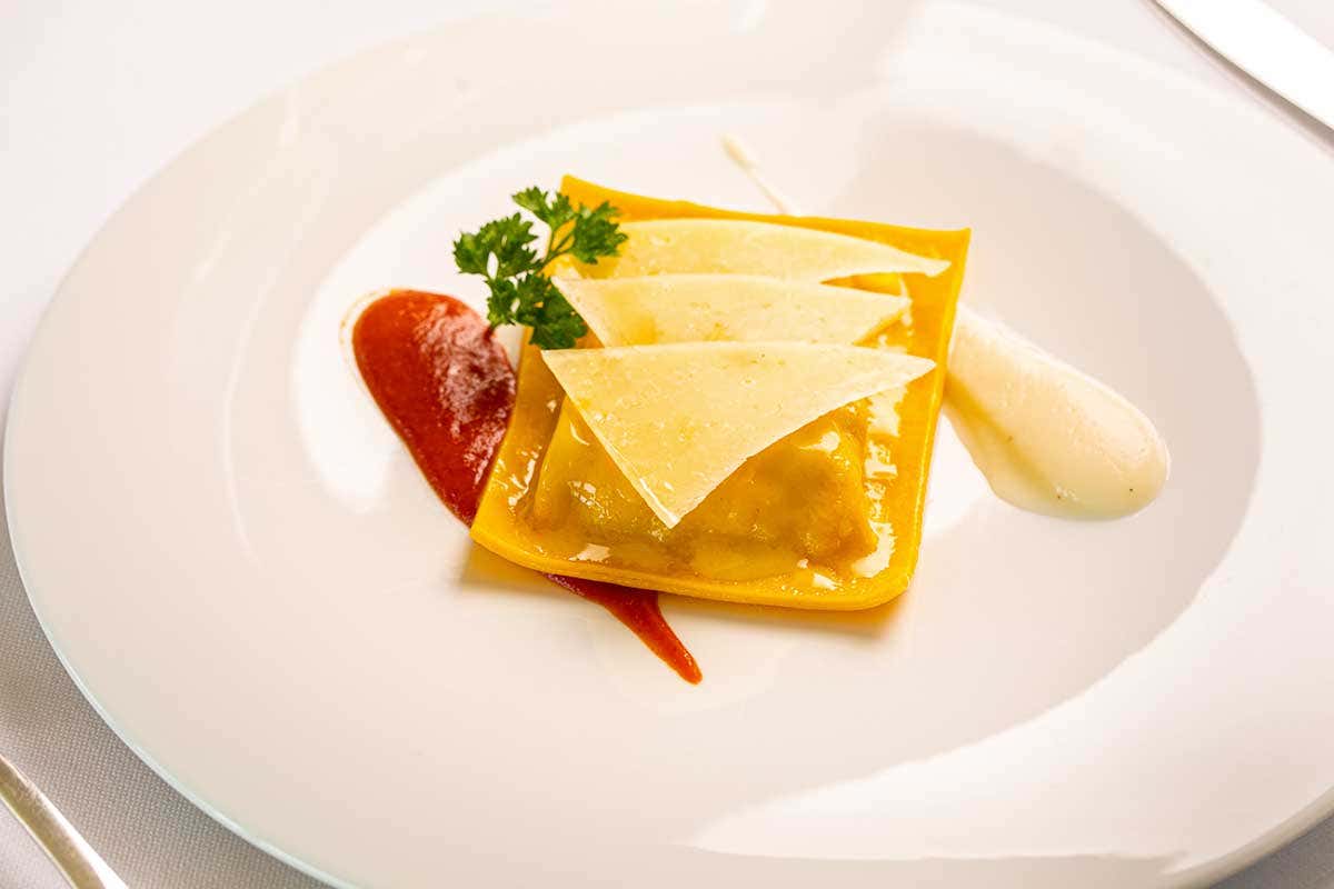 Raviolone ripieno di coda alla vaccinara, con la sua salsa e fonduta di pecorino della Tuscia (Credits: Alberto Blasetti) A Les Etoiles brilla la stella dell'accoglienza con la cucina circolare di William Anzidei